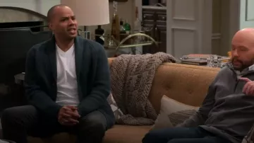 Pull Zip Quarter Commuter porté par Jim Kearney (Jon Cryer) comme on le voit dans Famille élargie (S01E03)