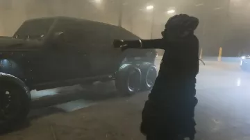 Junya Watanabe Vestido fruncido negro sin mangas con capucha y media cremallera usado por Playboi Carti en "BACKR00MS" FT TRAVIS SCOTT SEXISDEATH INDIANA420BITCH