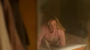 Top corto Wildfox Majestic World Tour en Crystal Rose Pink usado por Davia Moss (Emma Hunton) como se ve en Good Trouble (T05E12)