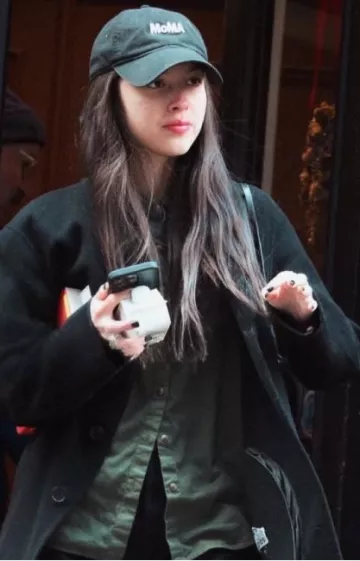 Gorra de béisbol ajustable de Moma Design Store usada por Olivia Rodrigo en Nueva York el 3 de enero de 2023