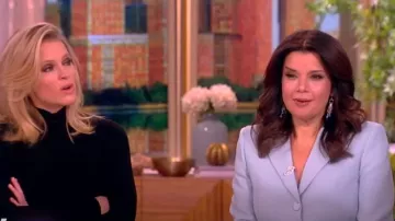 Lafayette 148 New York Notch Collar Three Button Blazer usado por Ana Navarro como se ve en The View el 9 de enero de 2024