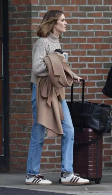 Covet + Lou Cropped Chalet Sweater in Oatmeal worn by Mandy Moore on the Instagram account @mandymooremm