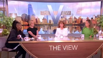 Stella McCartney Robe en maille compacte portée par Sara Haines comme on le voit dans The View le 9 janvier 2024
