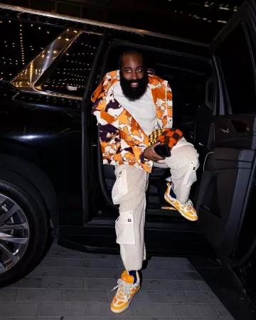 T-shirt Loewe Beige Tonal Logo brodé porté par James Harden sur le compte Instagram @jharden13