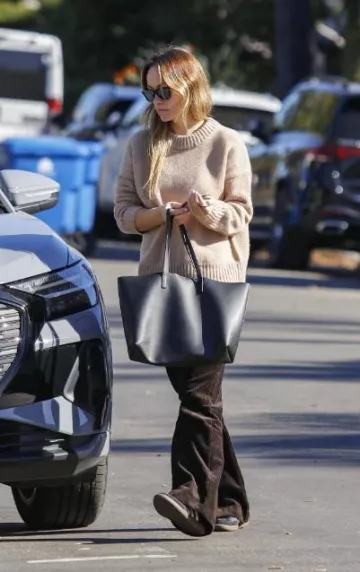 Bolso de cuero Saint Laurent Shopping usado por Olivia Wilde en Los Ángeles el 11 de enero de 2024