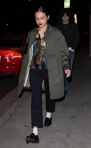 Celine Medium Besace Triomphe en Cuir de Veau Naturel Souple Noir portée par Olivia Rodrigo à Los Angeles le 11 janvier 2024