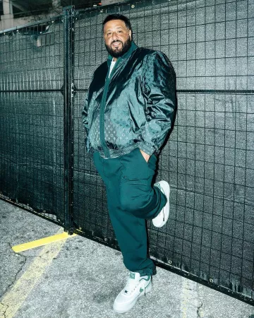 Pantalones jogger Louis Vuitton Pine Green usados por DJ Khaled en la cuenta de Instagram @djkhaled