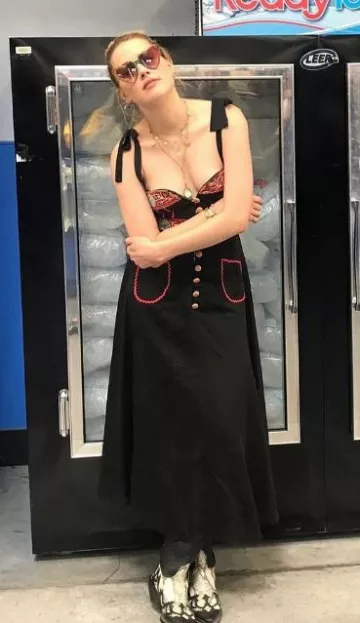 Bottes de cowboy mango portées par Amber Heard sur son post Instagram le 10 novembre 2019