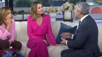 Cami NYC Isa Body en surplis plissé rose fluo porté par Savannah Guthrie comme on le voit dans Aujourd’hui le 10 janvier 2024