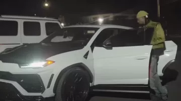 Rick Owens Veste en fourrure vert acide 'Alice' portée par Playboi Carti dans Different Day (clip officiel)