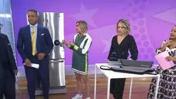 Pull Colorblock sportif à entraînement quotidien porté par Liz Baker Plosser comme on le voit dans Aujourd’hui le 10 janvier 2024