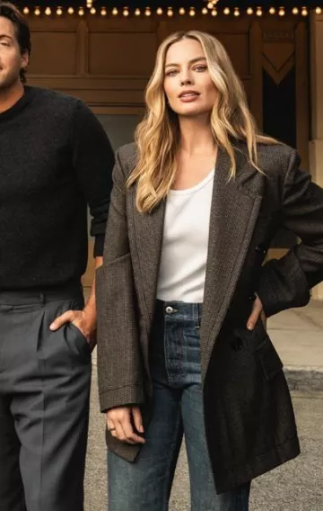 Bottega Veneta Houdstooth Wool Blazer usado por Margot Robbie en For Variety el 3 de enero de 2024