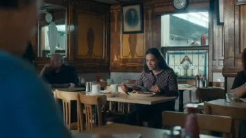 Cardigan tricoté rétro porté par Sonya Singh (Aysha Kala) comme on le voit dans Casier judiciaire (S01E01)