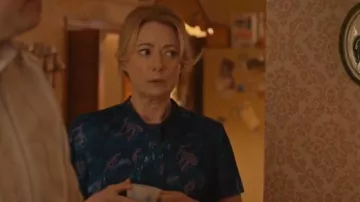 Vestido de cuello cruzado floral azul vintage usado por Mary Critch (Claire Rankin) como se ve en Son of a Critch (T03E01)