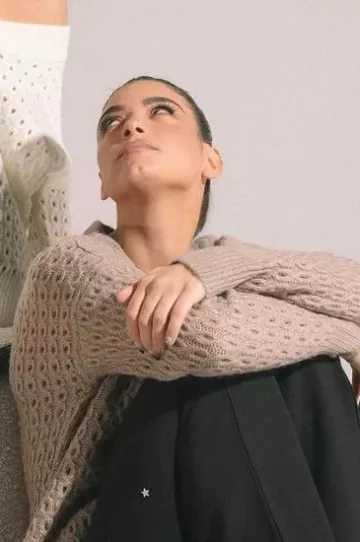 Suéter con cuello en V acogedor para turistas sociales usado por Charli D'Amelio en su publicación de Instagram el 12 de enero de 2024