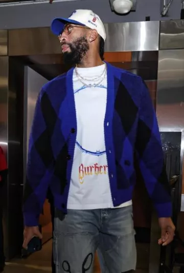 Camiseta Burberry White & Blue Thorn Circle usada por Anthony Davis en la cuenta de Instagram @anthonydavislaker
