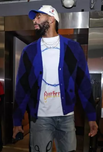 Burberry White & Blue Thorn Circle T-Shirt worn by Anthony Davis on the Instagram account @anthonydavislaker