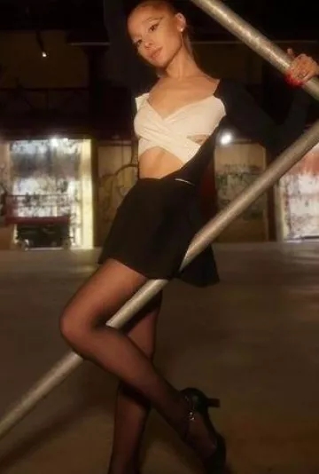 Body Rodarte Cutout usado por Ariana Grande en Yes y Promo Pic el 12 de enero de 2024