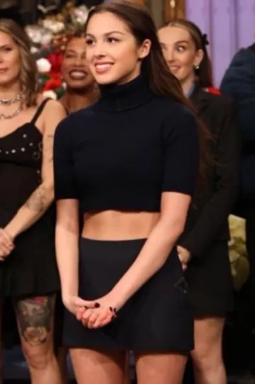 Valentino Short Cashmere Sweater porté par Olivia Rodrigo au Saturday Night Live le 9 décembre 2023