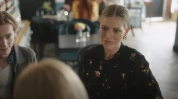 Robe boutonnée à imprimé floral pour femme sélectionnée portée par Abigail Whithall (Amy De Bhrún) comme on le voit dans Sanctuary : A Witch’s Tale (S01E03)