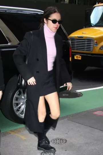 Jupe-short Tae Park Mini Venus Black portée par Olivia Rodrigo lors des répétitions du Saturday Night Live le 9 décembre 2023