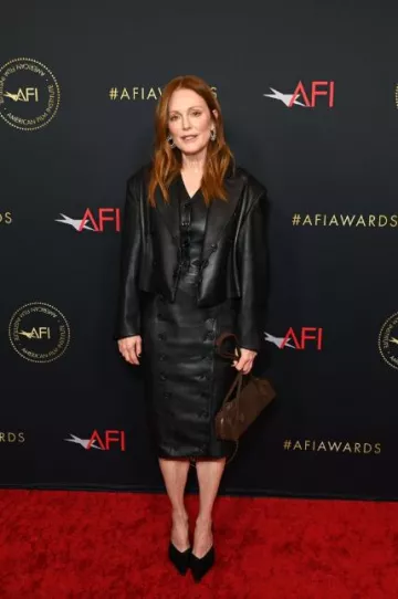 Veste en cuir croisée Alaïa portée par Julianne Moore lors du déjeuner des AFI Awards le 12 janvier 2024