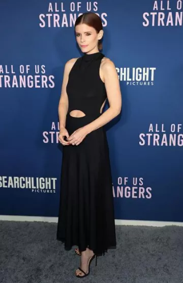 Giorgio Armani Robe mi-longue plissée en viscose portée par Kate Mara lors de la projection de All of Us Strangers le 9 décembre 2023
