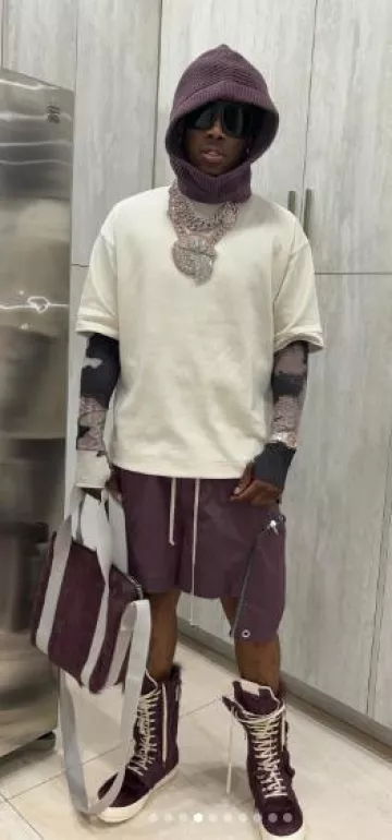 Sac fourre-tout carré en fourrure violette Rick Owens porté par Real Boston Richey sur le compte Instagram @realbostonrichey