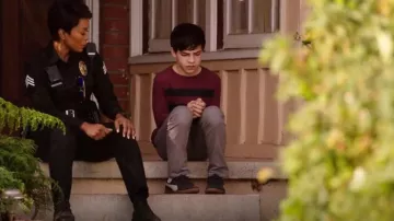 Suéter Puma Astro Kicks usado por Gavin McHugh como se ve en 9-1-1 (S02E11)