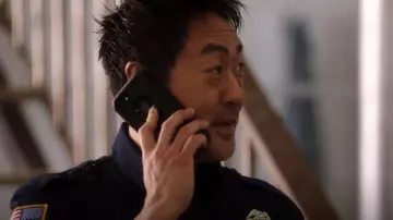 Étui Defender d’OtterBox pour iPhone 6 d’Apple utilisé par Howie 'Chimney' Han (Kenneth Choi) dans 9-1-1 (S02E11)