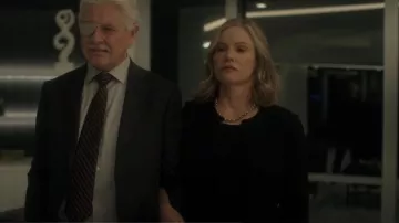 Chaqueta corta con botones dorados de St. John usada por Lorraine Lyon (Jennifer Jason Leigh) como se ve en Fargo (S05E06)
