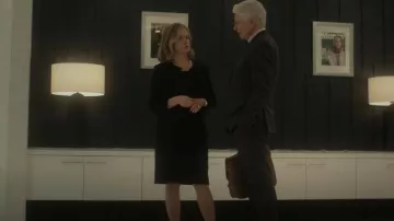 Mini vestido de botones dorados de St. John usado por Lorraine Lyon (Jennifer Jason Leigh) como se ve en Fargo (S05E06)