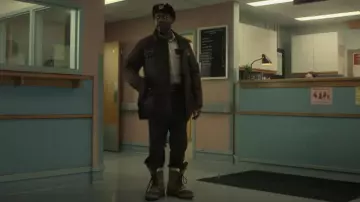 Sorel Caribou Boot usado por el diputado de Dakota del Norte Witt Farr (Lamorne Morris) como se ve en Fargo (S05E08)