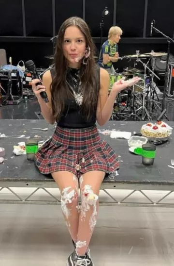Los Angeles Apparel Jupe de tennis à carreaux en Audrey portée par Olivia Rodrigo sur son post Instagram le 10 décembre 2023