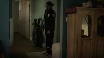 Sorel Caribou Boot usado por la oficial de policía de Minnesota Indira Olmstead (Richa Moorjani) como se ve en Fargo (S05E08)