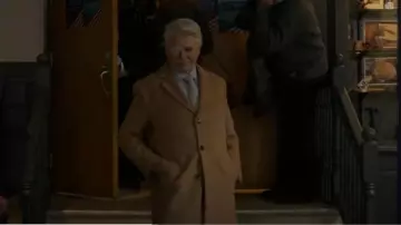 Abrigo sastre de botonadura sencilla de Boss usado por Danish Graves (Dave Foley) como se ve en Fargo (S05E08)