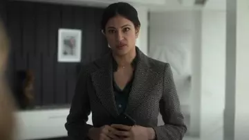 Banana Republic Wylder Tweed Blazer Black & Stone usado por la oficial de policía de Minnesota Indira Olmstead (Richa Moorjani) como se ve en Fargo (S05E09)