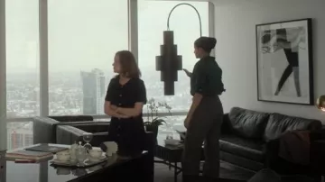Pantalón de tweed recto Wylder de Banana Republic usado por la oficial de policía de Minnesota Indira Olmstead (Richa Moorjani) como se ve en Fargo (S05E09)