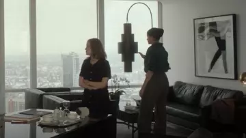 Pantalón de tweed recto Wylder de Banana Republic usado por la oficial de policía de Minnesota Indira Olmstead (Richa Moorjani) como se ve en Fargo (S05E09)