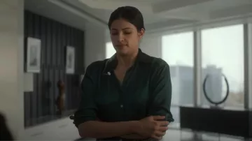 Camisa Banana Republic Bliss Silk Resort usada por la oficial de policía de Minnesota Indira Olmstead (Richa Moorjani) como se ve en Fargo (S05E09)