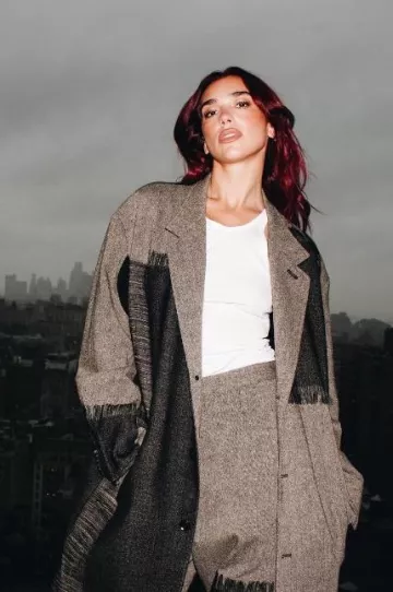 Boucle d’oreille en diamant croix en forme de cœurs chromés portée par Dua Lipa sur son post Instagram le 10 janvier 2024