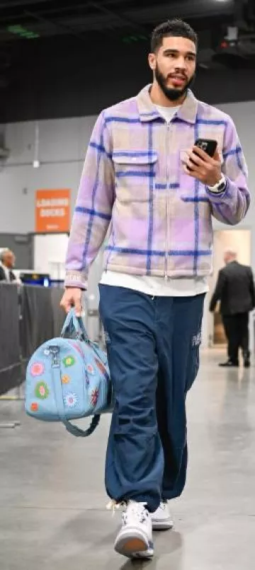 Sac Louis Vuitton x YK Bright Blue Sun Faces 'Keepall 50' porté par Jayson Tatum sur le compte Instagram @jaytatum0