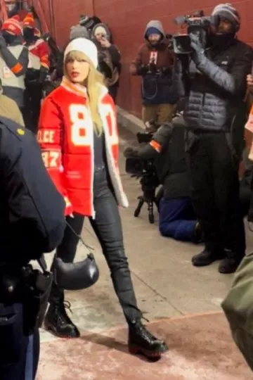 Manu Atelier Ilda Bag worn by Taylor Swift at Kansas City Chiefs Vs Miami Dolphins Game on January 13, 2024