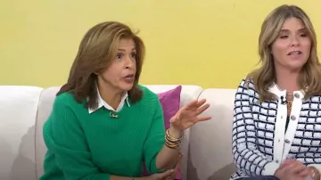 Joyci Pearl Strass amovible Dickey Collar porté par Hoda Kotb comme on le voit dans Today with Hoda & Jenna le 12 janvier 2024