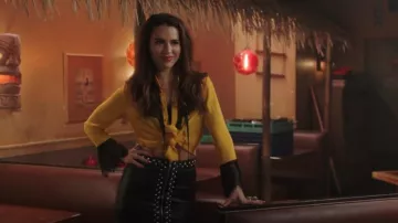 Forever 21 Jupe en similicuir cloutée portée par Ginger Sweet (Melia Kreiling) comme on le voit dans Filthy Rich (S01E02)