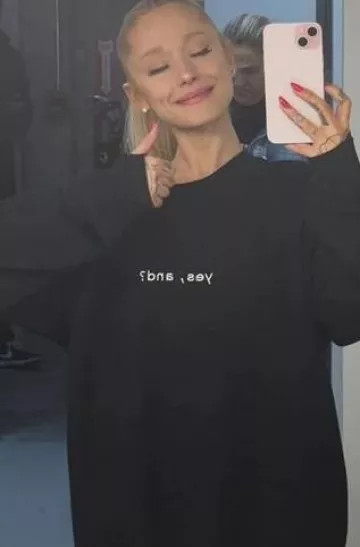 Ariana Grande Yes, y sudadera usada por Ariana Grande en Yes y video musical detrás de escena el 12 de enero de 2024