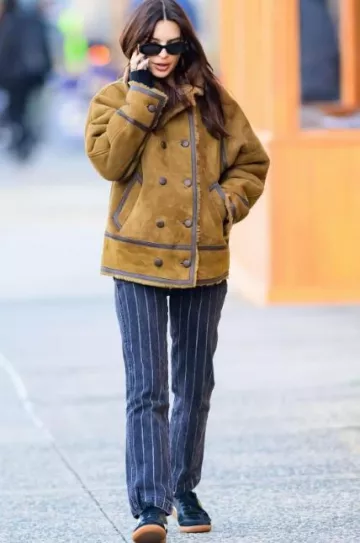 Chaqueta forrada Sandro Elya Shearling usada por Emily Ratajkowski en Nueva York el 12 de enero de 2023