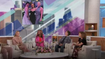 Mother The Super Cruiser Vaqueros acampanados geométricos usados por Amanda Kloots como se ve en The Talk el 10 de enero de 2024