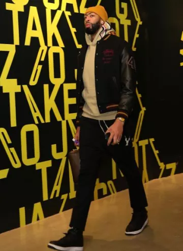 Rick Owens DRKSHDW Pantalon noir à imprimé logo dropcrotch porté par Anthony Davis sur le compte Instagram @adav3s