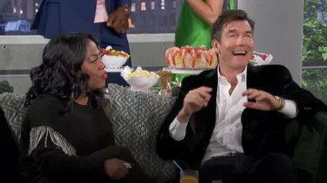 Forever 21 Pull à franges en strass porté par Sheryl Underwood comme on le voit dans The Talk le 12 janvier 2024